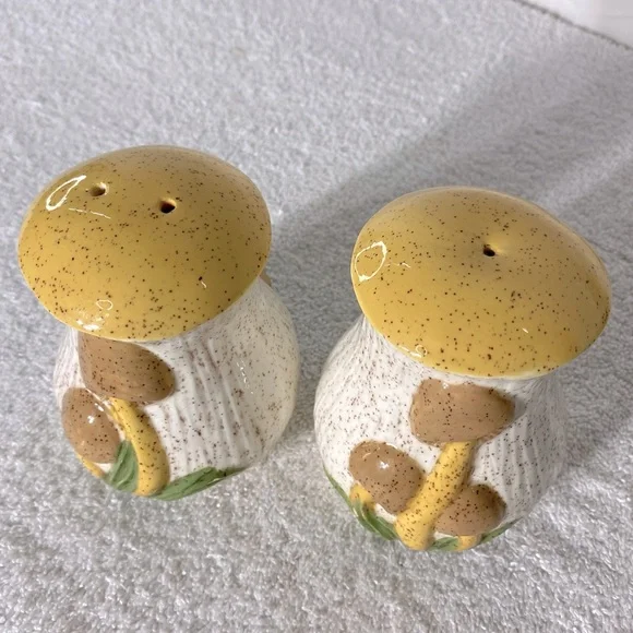 Vintage Arnels Ceramic Mushroom Salt & Pepper Shakers - Picture 2 of 10